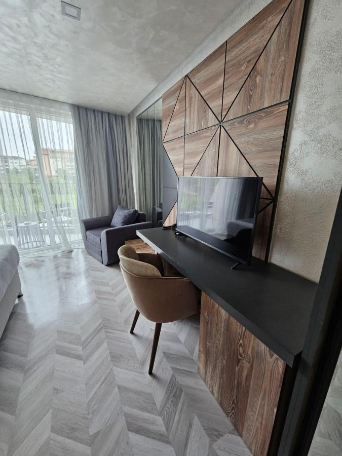 Address Hotel *