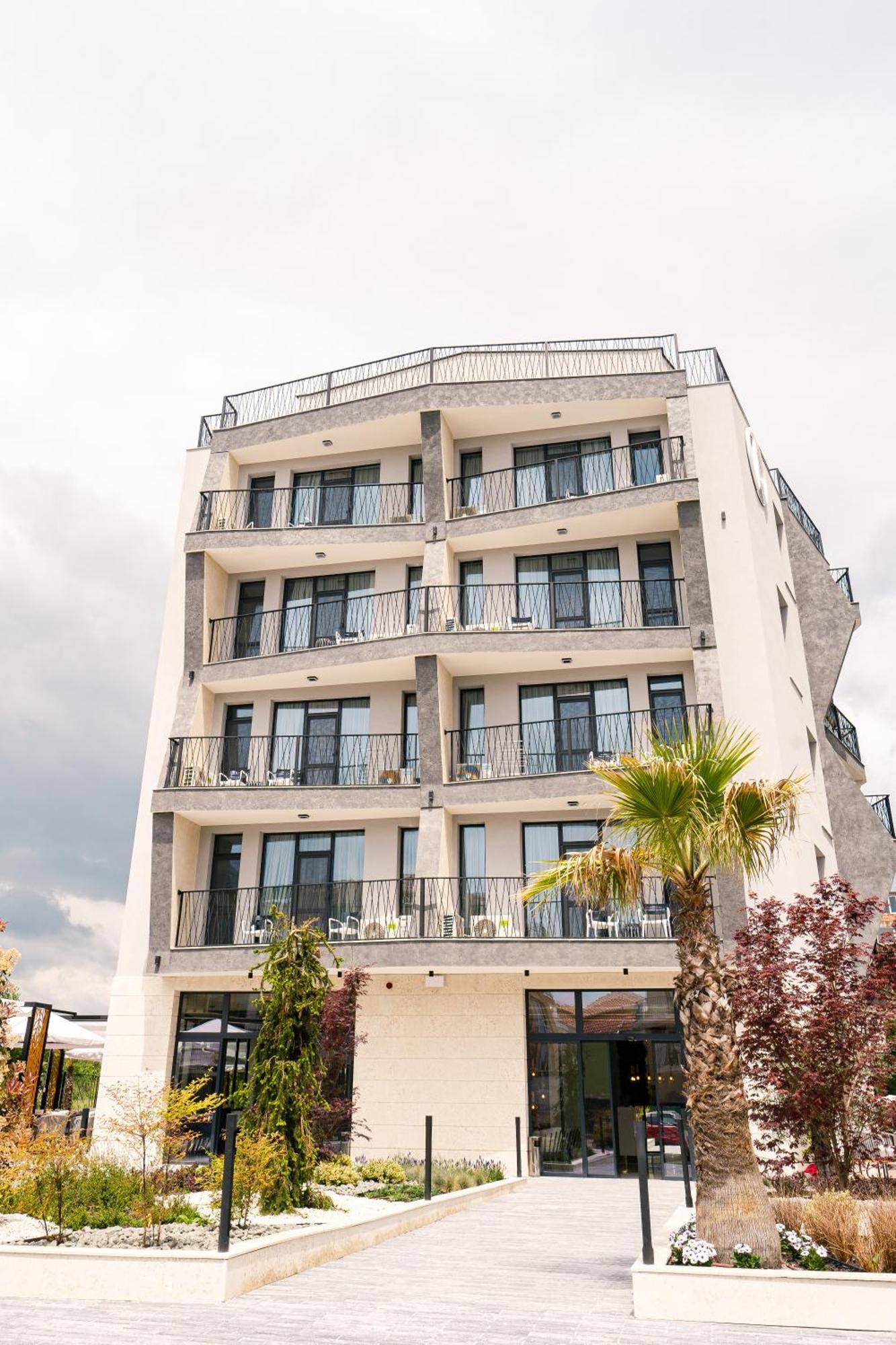 Ξενοδοχείο Address *